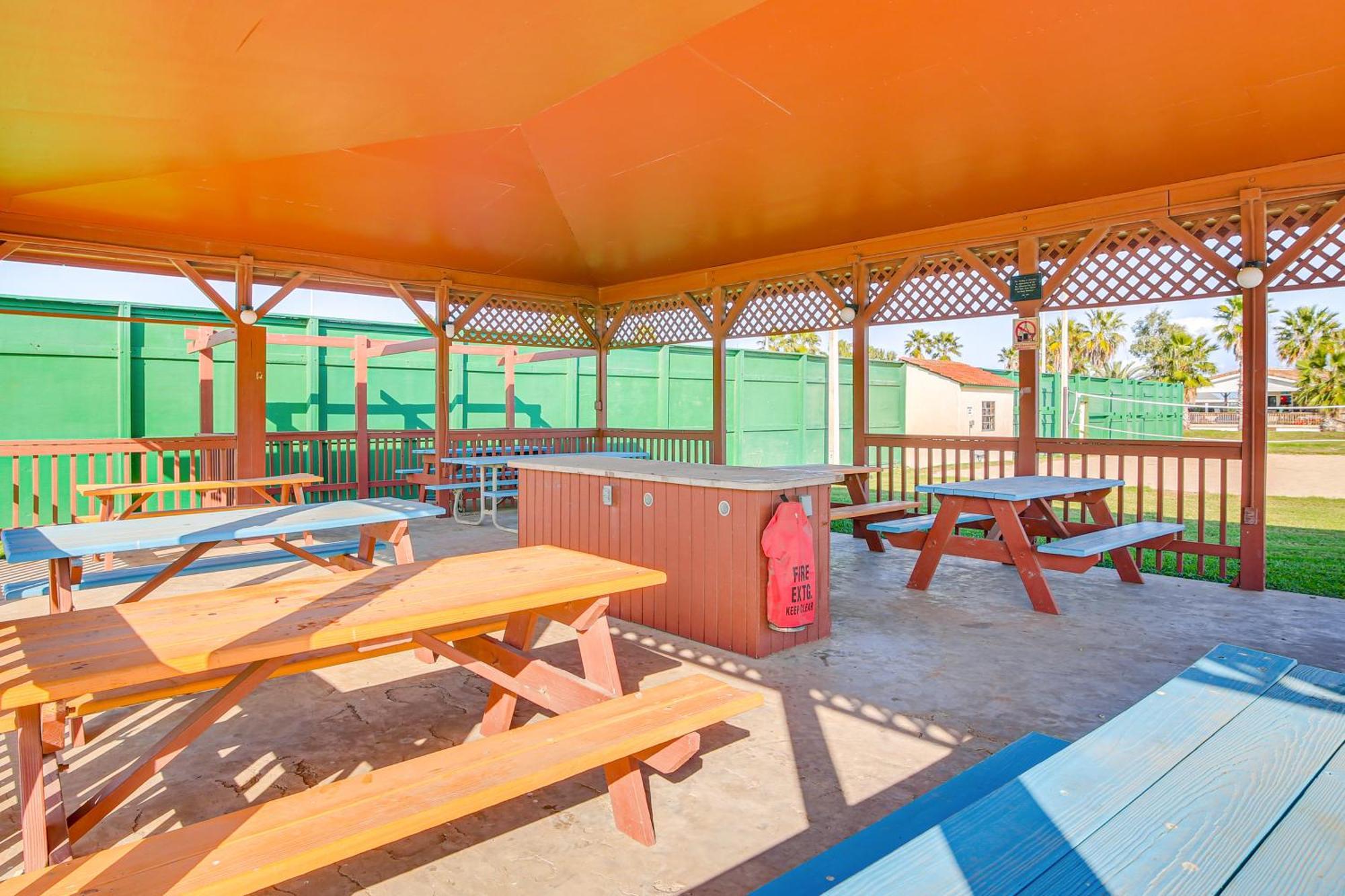 Cozy Waterfront Port Isabel Cottage With Deck! Exterior photo